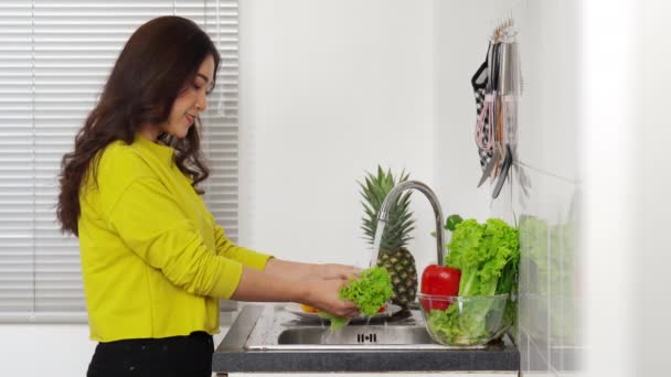 Giovane Donna Che Lava Verdure Nel Lavandino Cucina Casa — Video Stock