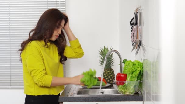 Zestresowana Młoda Kobieta Myjąca Warzywa Zlewie Kuchni Domu — Wideo stockowe