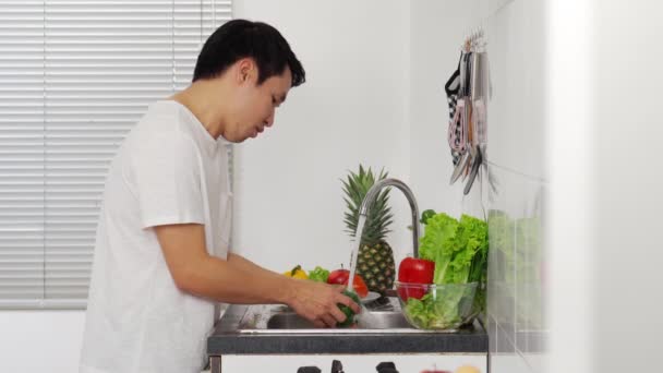 Zestresowany Młodzieniec Myjący Warzywa Zlewie Kuchni Domu — Wideo stockowe