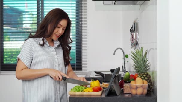 Kobieta Gotowanie Przygotowywanie Warzyw Zgodnie Przepisem Tablecie Komputera Kuchni Domu — Wideo stockowe