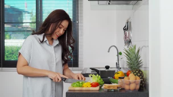 Jovem Mulher Cortando Legumes Para Preparar Alimentos Saudáveis Cozinha Casa — Vídeo de Stock