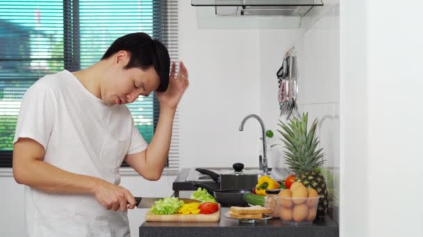 Hombre Cansado Con Preparación Verduras Para Cocinar Cocina Casa — Vídeos de Stock