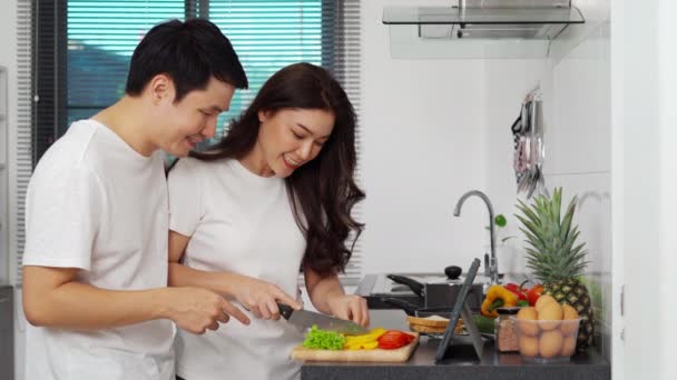 Пара Приготовления Пищи Приготовления Овощей Рецепту Планшетном Компьютере Кухне Домашних — стоковое видео
