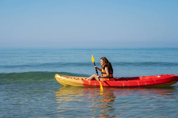 Donna Giubbotto Salvataggio Remare Una Barca Kayak Mare — Foto Stock