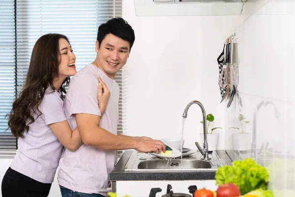 Jovem Casal Com Preparação Legumes Para Cozinhar Juntos Cozinha Casa — Fotografia de Stock