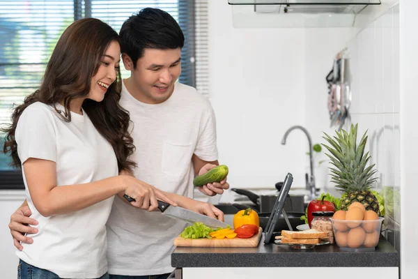 Mutfaktaki Tablet Bilgisayarın Tarifine Göre Çiftler Yemek Pişiriyor Sebze Hazırlıyorlar — Stok fotoğraf