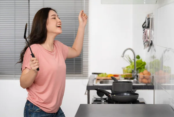 Jovem Alegre Dançando Enquanto Cozinha Comida Cozinha Casa — Fotografia de Stock