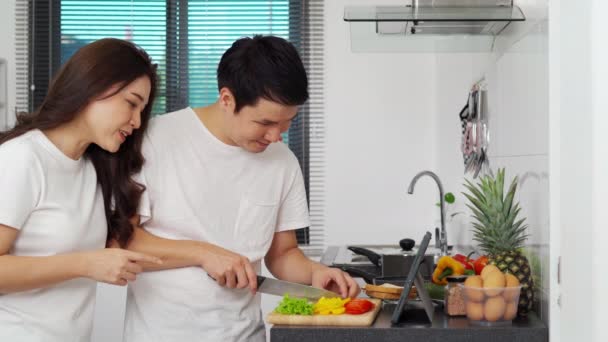 Mutfaktaki Tablet Bilgisayarın Tarifine Göre Çiftler Yemek Pişiriyor Sebze Hazırlıyorlar — Stok video