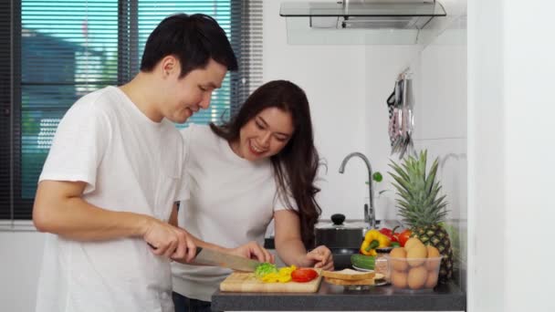Jovem Casal Cortando Legumes Para Preparar Alimentos Saudáveis Cozinha Casa — Vídeo de Stock