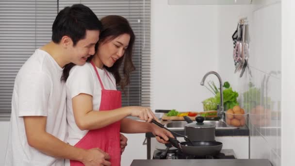 Cuplu Tânăr Fericit Gătit Prepararea Alimente Bucătărie Domiciliu Bărbat Îmbrățișare — Videoclip de stoc