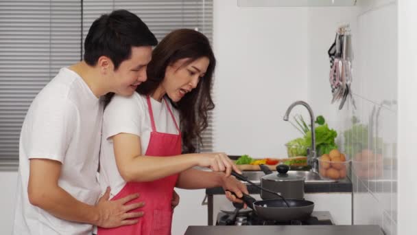 Cuplu Șocat Gătește Pregătește Mâncare Bucătărie Acasă Bărbat Îmbrățișare Femeie — Videoclip de stoc