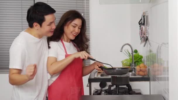 Vrolijk Jong Paar Dansen Terwijl Koken Eten Keuken Thuis — Stockvideo