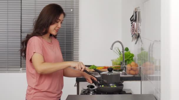 Mutlu Genç Bir Kadın Evdeki Mutfakta Yemek Pişiriyor Yemek Hazırlıyor — Stok video