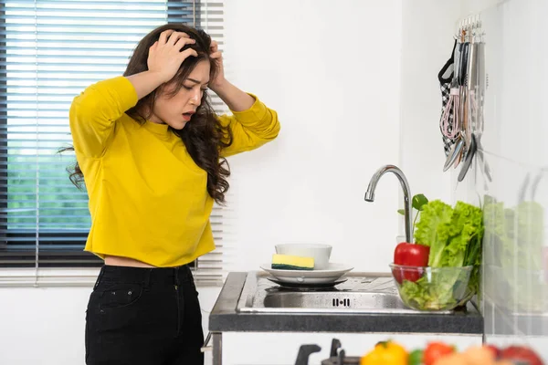 Mulher Cansada Lavar Pratos Pia Cozinha Casa — Fotografia de Stock