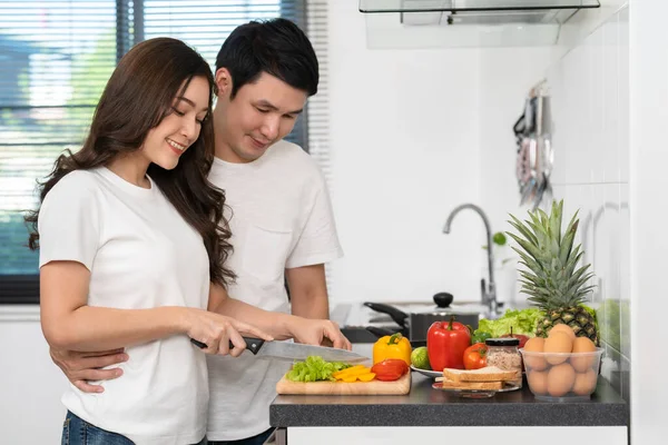 Jovem Casal Cortando Legumes Para Preparar Alimentos Saudáveis Cozinha Casa — Fotografia de Stock