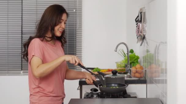 Stresli Genç Kadın Evde Yemek Pişiriyor Yemek Hazırlıyor — Stok video