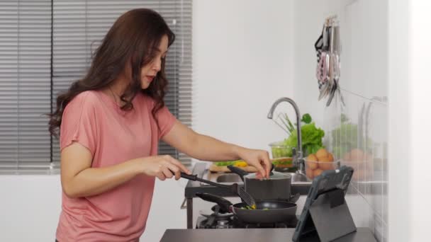 Młoda Kobieta Gotowanie Przygotowywanie Żywności Zgodnie Przepisem Tablecie Komputera Kuchni — Wideo stockowe