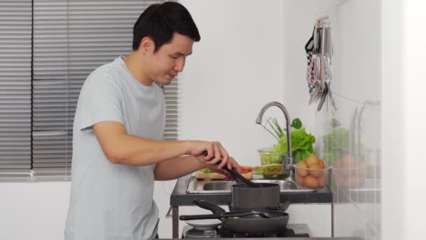 Felice Giovane Uomo Cucinare Preparare Cibo Cucina Casa — Video Stock