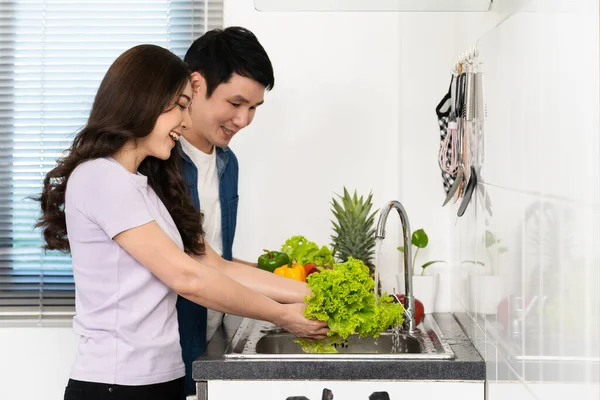 Mutlu Genç Çift Evdeki Mutfakta Lavaboda Sebze Yıkıyor Birlikte Yemek — Stok fotoğraf