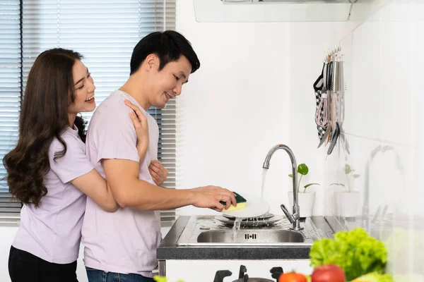 Giovane Coppia Con Preparazione Verdure Cucinare Insieme Cucina Casa Donna — Foto Stock