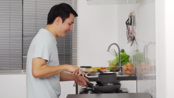 Веселий Молодий Чоловік Танцює Під Час Приготування Їжі Кухні Вдома — стокове відео