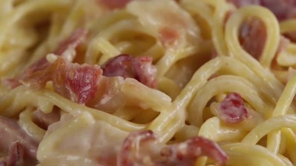 Close Carbonara Spaghetti Met Room Rotatieschot — Stockvideo