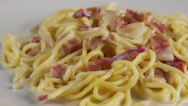 Spaghetti Carbonara Kremem Białym Talerzu Strzał Rotacyjny — Wideo stockowe