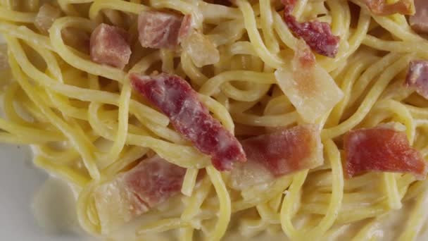 Carbonara Spaghetti Met Room Een Witte Plaat Rotatieschot — Stockvideo