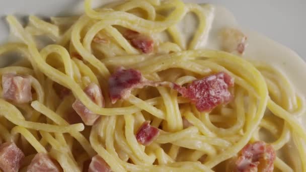 Carbonara Spaghetti Med Grädde Vit Platta Rotation Skott — Stockvideo