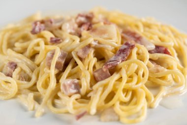 Beyaz tabakta kremalı carbonara spagettisi