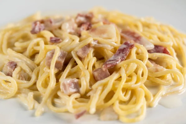 Carbonara Spaghetti Mit Sahne Auf Weißem Teller — Stockfoto