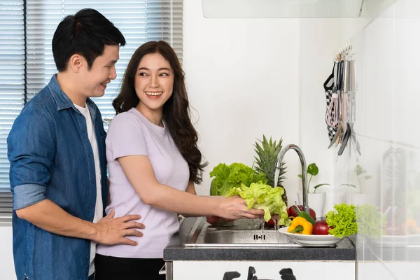 Mutlu Genç Çift Evdeki Mutfakta Lavaboda Sebze Yıkıyor Erkek Kadına — Stok fotoğraf