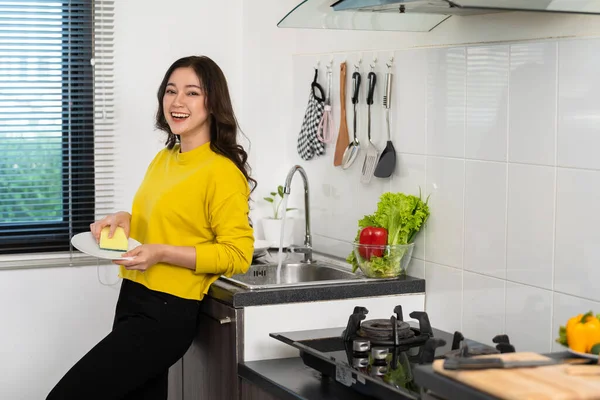 Счастливая Молодая Женщина Мыла Посуду Раковине Кухне Дома — стоковое фото