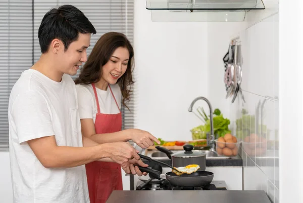 Šťastný Mladý Pár Vaření Příprava Jídla Kuchyni Doma — Stock fotografie
