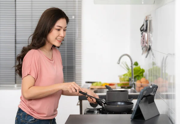 Mladá Žena Vaření Příprava Jídla Podle Receptu Tabletu Počítače Kuchyni — Stock fotografie