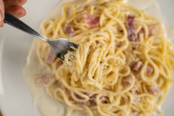 Garfo Está Girando Espaguete Carbonara Uma Placa Branca — Fotografia de Stock