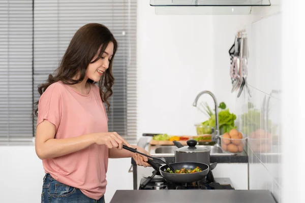 Šťastná Mladá Žena Vaření Příprava Jídla Kuchyni Doma — Stock fotografie