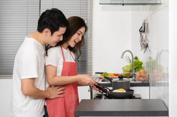 Šťastný Mladý Pár Vaří Připravuje Jídlo Kuchyni Doma Muž Objímající — Stock fotografie