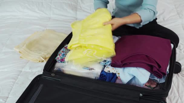 Vrouw Neemt Kleren Uit Hun Koffer Een Bed — Stockvideo