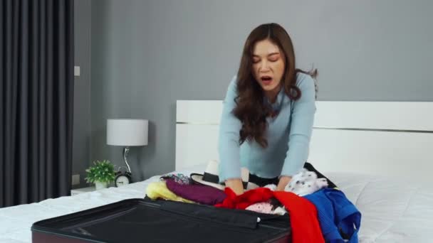 Gestresste Vrouw Problemen Met Het Inpakken Van Kleding Een Koffer — Stockvideo