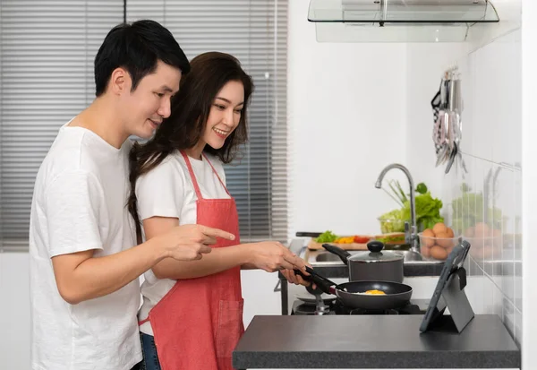 Genç Bir Çift Yemek Pişiriyor Yemek Hazırlıyor Evdeki Mutfakta Bir — Stok fotoğraf