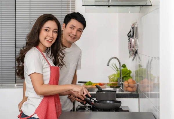Mutlu Genç Çift Evdeki Mutfakta Yemek Pişiriyor Yemek Hazırlıyor — Stok fotoğraf