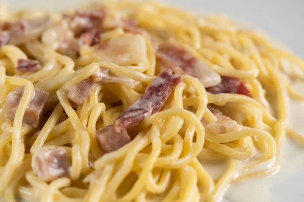 Espaguete Carbonara Com Nata Uma Chapa Branca — Fotografia de Stock