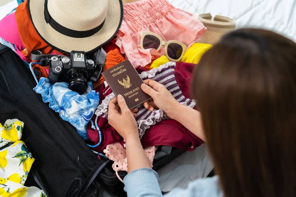 Νεαρή Γυναίκα Προετοιμασία Passpord Και Συσκευασίας Βαλίτσα Στο Κρεβάτι Στο — Φωτογραφία Αρχείου