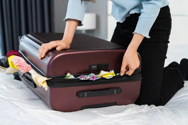 Mujer Tratando Cerrar Maleta Llena Cama — Foto de Stock