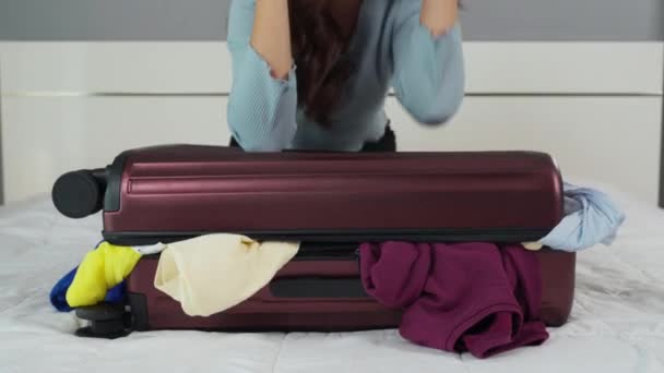 Vrouw Probeert Sluiten Overvolle Koffer Haar Bed — Stockvideo