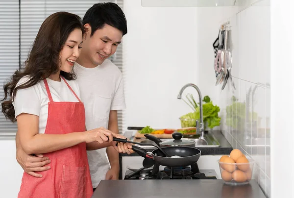 Feliz Casal Jovem Cozinhar Preparar Comida Cozinha Casa Homem Abraço — Fotografia de Stock