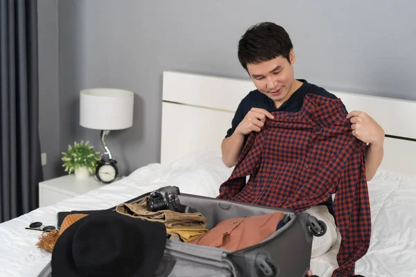 Mladý Muž Připravuje Balí Oblečení Kufru Lůžku Doma Dovolená Cestovní — Stock fotografie