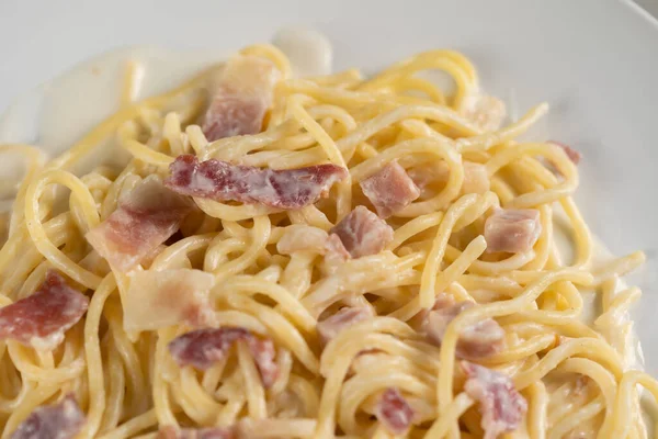 Carbonara Spaghetti Mit Sahne Auf Weißem Teller — Stockfoto