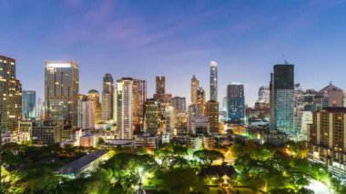 Bangkok, Tayland 'da Witthayu yolu yakınlarındaki yüksek binaların günlük geçişi